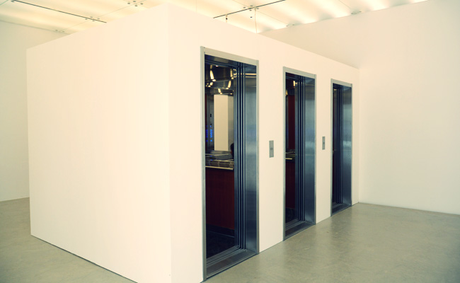 レアンドロ・エルリッヒ「エレベーターの迷路」2011年