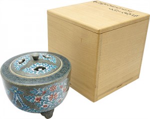 色鍋島薄墨草花更紗文香炉 ／ 十三代今泉今右衛門